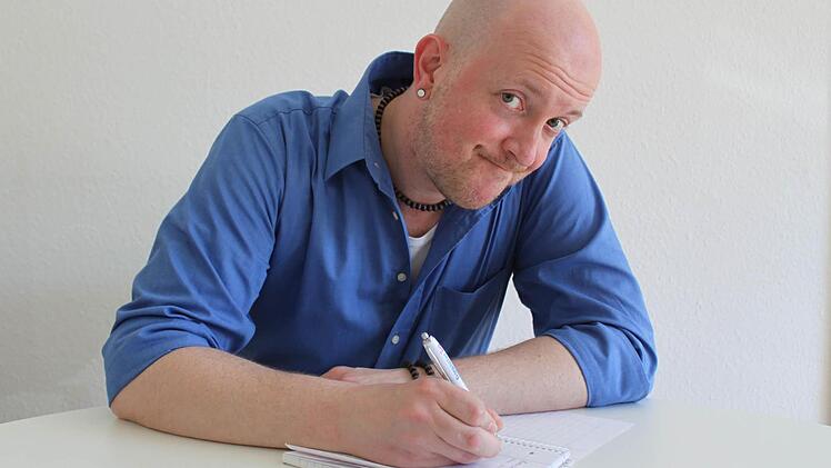 "Sprache ist mein täglich Brot", sagt Arnd Rühlmann (17 Fehler). Der 43-Jährige leitet seit fünf Jahren des Nana-Theater im Club Kaulberg und stellte 2009 den Rekord für die "längste Krimi-Lesung der Welt" auf. Grundsätzlich halte er sich an die Rechtschreibregeln und habe sich auch mit der Reform 1996 auseinandergesetzt, doch gehe er künstlerisch mit Sprache um und setze ein Komma auch mal anders, um mit dem Sinn zu spielen,. "Manche Schreibweisen weigere ich mich anzunehmen, so werde ich ni...