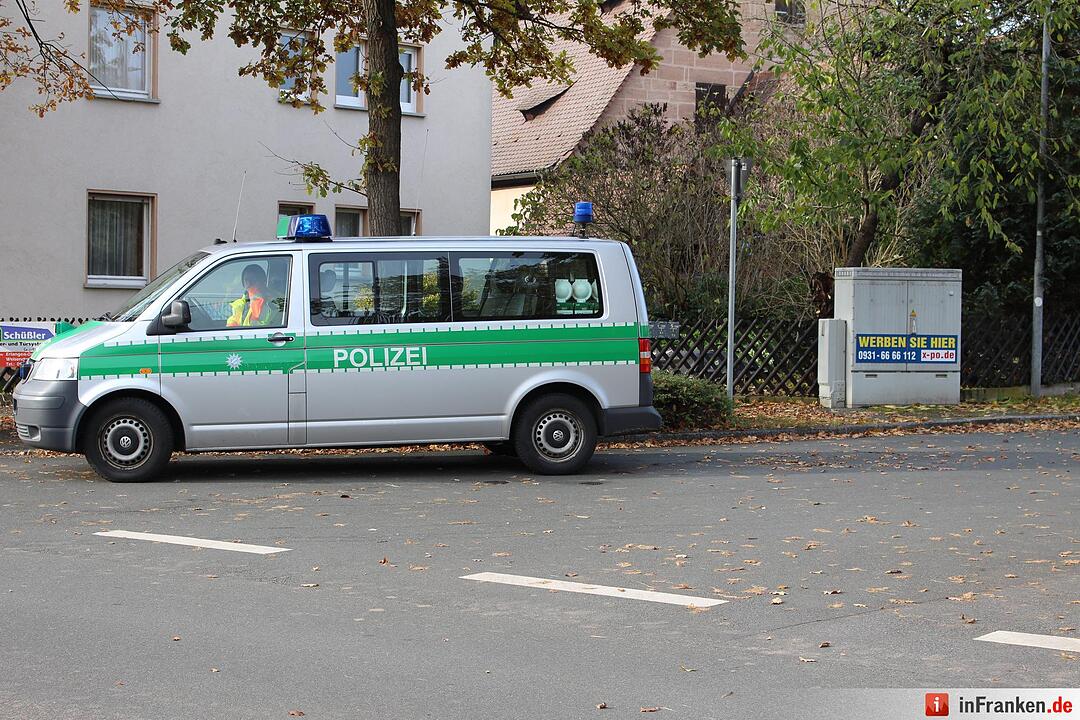 Unfall aufgrund von medizinischer Ursache – Kleinwagen in Heuballen geparkt