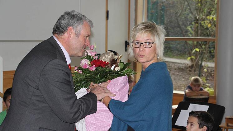Einen Blumenstrauß gab es vom Schulverbandsvorsitzenden Jürgen Hennemann für die neue Schulleiterin.  Foto: Helmut Will