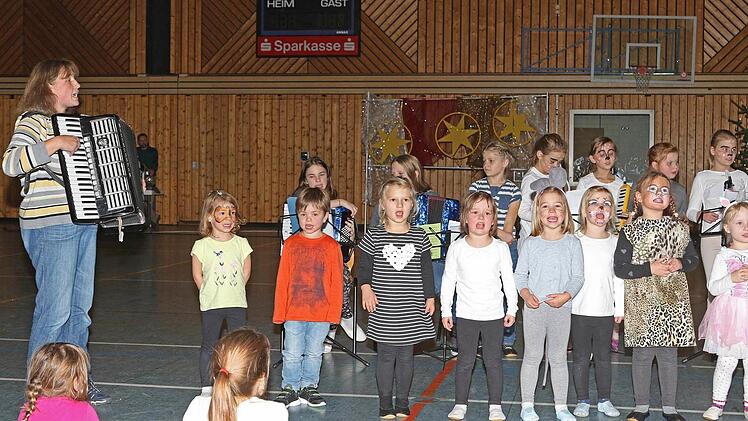 Die Musikschule Hana Platsch verschönte den weihnachtlichen Teil. - Foto:kag