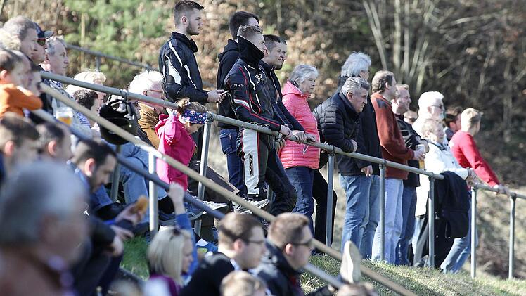 130 Zuschauer verfolgten das Nachbarderby.
