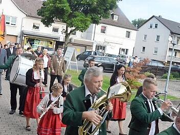 Der Musikverein Pressig führte die Kirchenparade an und spielte zum Frühschoppen auf.  Foto: K.- H. Hofmann