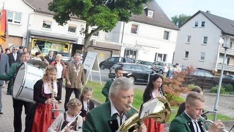 Der Musikverein Pressig führte die Kirchenparade an und spielte zum Frühschoppen auf.  Foto: K.- H. Hofmann