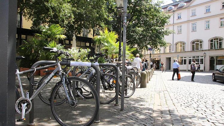 Zettel an den Fahrradständern warnen vor deren bevorstehendem Abbau. Foto: Sakia Nauer