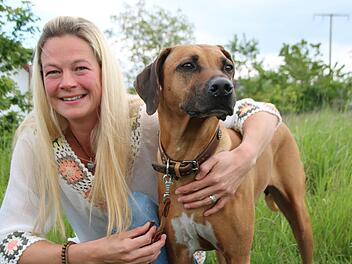 Nina Folle mit Nala, ihr "Seelenhund und bessere Hälfte", wie sie auf ihrer Homepage "www.mit-tieren-leben.de" schreibt. Foto: Heike Beudert