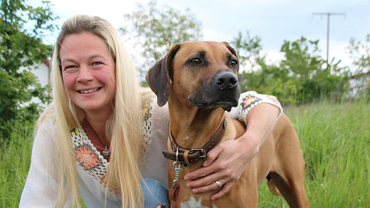 Nina Folle mit Nala, ihr "Seelenhund und bessere Hälfte", wie sie auf ihrer Homepage "www.mit-tieren-leben.de" schreibt. Foto: Heike Beudert
