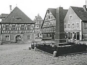 Januar-Motiv im Jahreskalender des Heimatvereins: der Obelisk auf dem Marktplatz. Die Aufnahme ist etwa hundert Jahre alt.