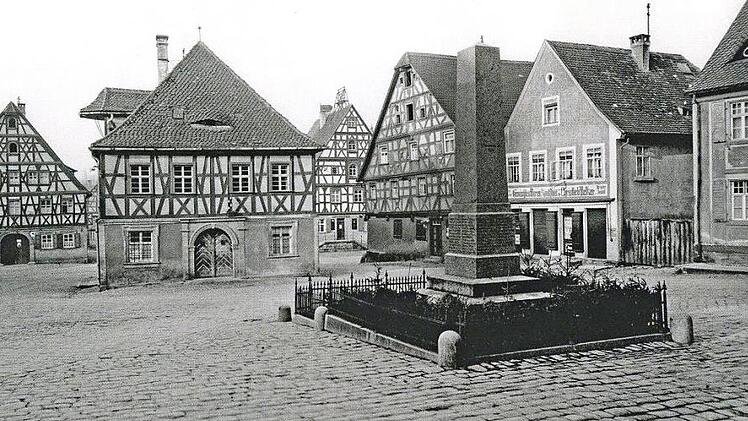 Januar-Motiv im Jahreskalender des Heimatvereins: der Obelisk auf dem Marktplatz. Die Aufnahme ist etwa hundert Jahre alt.