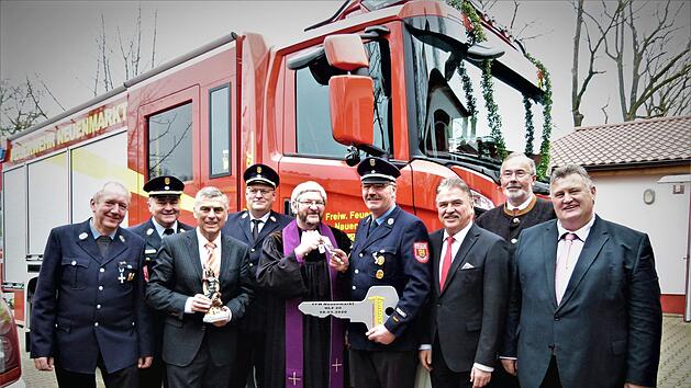 Offizielle &Uuml;bergabe des neuen HLF 20 an die Feuerwehr Neuenmarkt: (v. l.) Vorsitzender Dieter Eschenbacher, Kreisbrandinspektor Fritz Weinlein, B&uuml;rgermeister Siegfried Decker, Kreisbrandrat Stefan H&auml;rtlein, Pfarrer Stefan Schleicher, Kommandant Harald Fischer, Landrat Klaus Peter S&ouml;llner, Heinrich Hallhuber von der Firma Lentner und B&uuml;rgermeister Gerhard Scheider Foto: Werner Rei&szlig;aus
