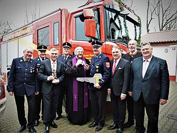 Offizielle Übergabe des neuen HLF 20 an die Feuerwehr Neuenmarkt: (v. l.) Vorsitzender Dieter Eschenbacher, Kreisbrandinspektor Fritz Weinlein, Bürgermeister Siegfried Decker, Kreisbrandrat Stefan Härtlein, Pfarrer Stefan Schleicher, Kommandant Harald Fischer, Landrat Klaus Peter Söllner, Heinrich Hallhuber von der Firma Lentner und Bürgermeister Gerhard Scheider Foto: Werner Reißaus