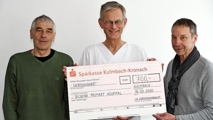 LG-Vorsitzender Michael Kraus (rechts) und sein Stellvertreter Frieder Krumsdorf (links) übergaben die Spende an Professor Thomas Bohrer. Foto: privat