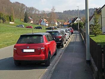 Die Parksituation in Dorfhaus &ndash; und das noch an einem der wenig von Ausfl&uuml;glern ins Lillachtal frequentierten Tage