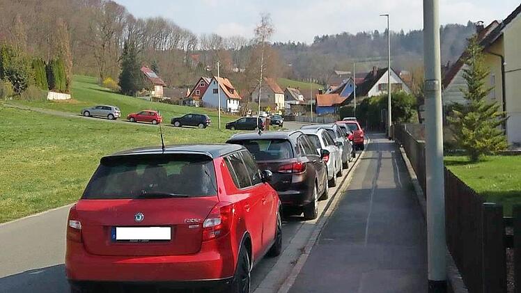 Die Parksituation in Dorfhaus &ndash; und das noch an einem der wenig von Ausfl&uuml;glern ins Lillachtal frequentierten Tage