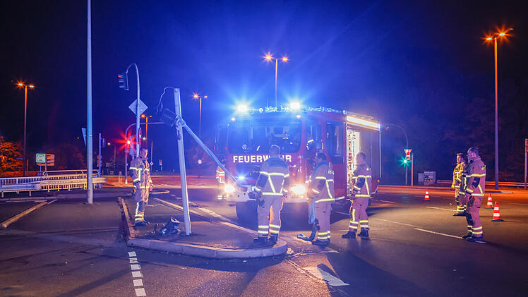 Betrunkener baut schweren Autounfall in F&uuml;rth: Ampel kaputt, Laterne aus dem Boden gerissen