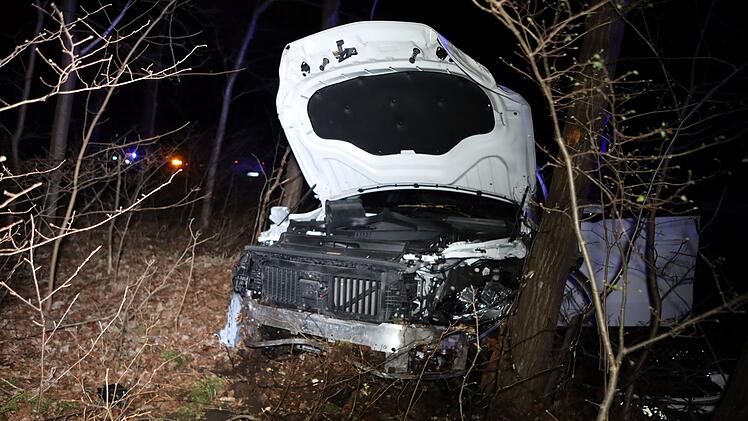 Nürnberg: Überholmanöver missglückt - Auto landet in Waldstück