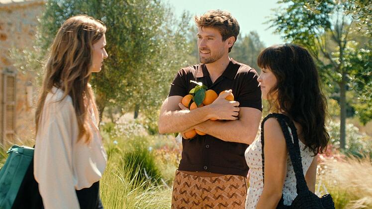 Lilli (Svenja Jung, links) ist sich nicht sicher, ob der charmante Franzose Manu (Victor Meutelet) der Richtige für ihre Schwester Valeria (Tijan Marei) ist.
