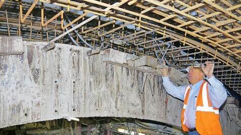 60 Zentimeter dick ist die Beton-Tunnelschale, die hier Arno Kryszohn kontrolliert. Fotos: Berthold Köhler