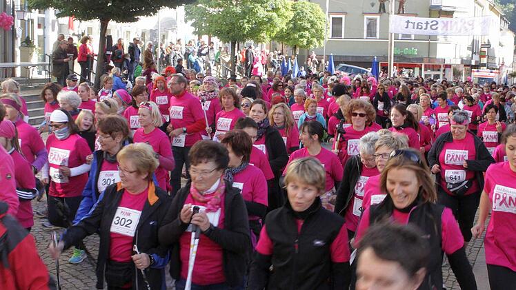 Gemächlich bewegte sich der Pulk nach dem Startschuss durch die Ludwigstraße, ein schnelleres Tempo ließ das Gedränge nicht zu. Foto: Thomas Dill