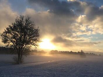 Bei Stockheim bricht der Morgen an. Foto: Marco Scherbel