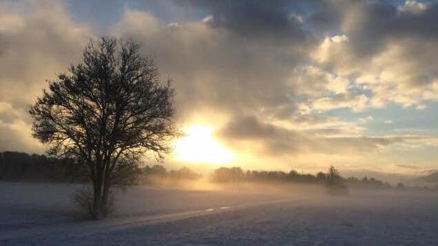 Bei Stockheim bricht der Morgen an. Foto: Marco Scherbel