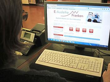 Neu im Angebot: Heike Brehm von der Stadtbücherei zeigt, wie die Ausleihe von E-Books funktioniert.  Foto: Sabine Memmel
