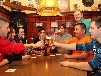 Sie halten ihrem Lösauer Wirt Helmuth Heller (stehend) die Treue - von links: Jörg Seifferth, Eva-Maria Schneider, Nadine Burger, Frank Warlich, Sven Ammon, Frank Witzgall und Max Grampp. Foto: Stephan Tiroch