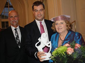 Großer Bayerischer Löwe: Finanz- und Heimatminister Markus Söder übergibt die Auszeichnung an Kari Kahl-Wolfsjäger. Links: Oberbürgermeister Kay Blankenburg. Foto: Paul Ziegler