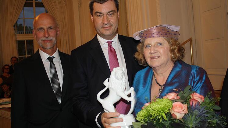 Großer Bayerischer Löwe: Finanz- und Heimatminister Markus Söder übergibt die Auszeichnung an Kari Kahl-Wolfsjäger. Links: Oberbürgermeister Kay Blankenburg. Foto: Paul Ziegler
