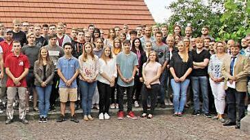 Die 71 Azubis und ihre Lehrherren, die am gestrigen Donnerstag in Ebern ihren Berufsstart hinlegten.
