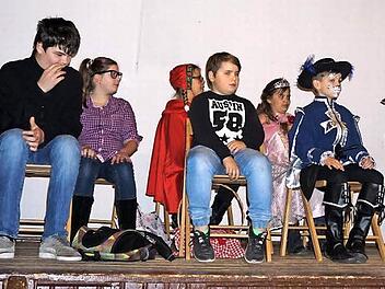 Was geschieht, wenn Märchen mit der realen Welt kollidieren, zeigten die Stettfelder Theater-Kinder bei der Seniorenehrung.  Foto: Christian Ziegler
