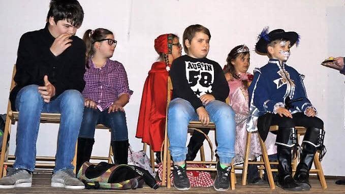 Was geschieht, wenn Märchen mit der realen Welt kollidieren, zeigten die Stettfelder Theater-Kinder bei der Seniorenehrung.  Foto: Christian Ziegler