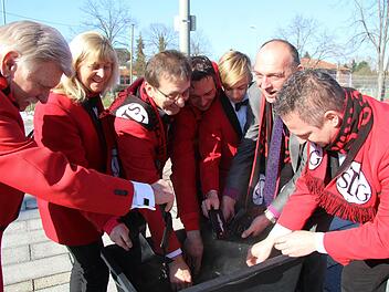 Zur Sicherheit wusch Bürgermeister Heinrich Süß (2. v. r.) seinen Geldbeutel auch mit, denn der alte Faschingsbrauch soll ja dabei helfen, dass die Börse bald wieder gut gefüllt ist.  Foto: Richard Sänger