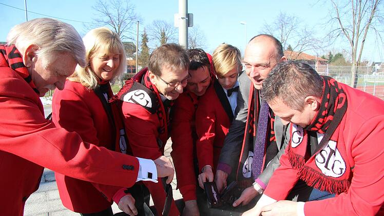Zur Sicherheit wusch Bürgermeister Heinrich Süß (2. v. r.) seinen Geldbeutel auch mit, denn der alte Faschingsbrauch soll ja dabei helfen, dass die Börse bald wieder gut gefüllt ist.  Foto: Richard Sänger