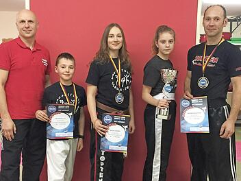 Mit fünf Podestplätzen kehrten die Kickboxer des Eberner Sportstudios Schorn von den German Open in München zurück, v. l.: Coach Jürgen Schorn, Luca Bäuerlein, Johanna Zeitler, Alea Genslein, Stefan Güßbacher. Auf dem Bild fehlt Darius Strätz. Foto: Dietz