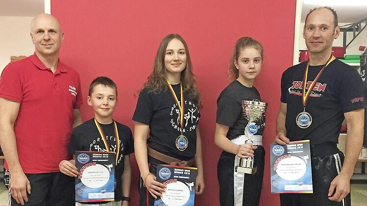 Mit fünf Podestplätzen kehrten die Kickboxer des Eberner Sportstudios Schorn von den German Open in München zurück, v. l.: Coach Jürgen Schorn, Luca Bäuerlein, Johanna Zeitler, Alea Genslein, Stefan Güßbacher. Auf dem Bild fehlt Darius Strätz. Foto: Dietz