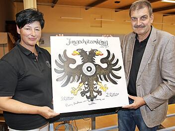 Die neue Jugendscheibe für das Armbrustschießen wurde von Protektor Prinz Andreas persönlich unterschrieben. Jugendtrainerin Barbara Florschütz und Schützenmeister Stefan Stahl präsentierten die "Scheibe 2018".  Fotos: Desombre