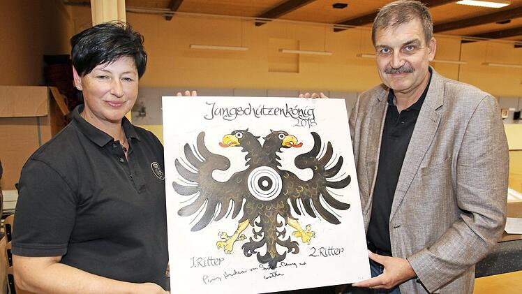 Die neue Jugendscheibe für das Armbrustschießen wurde von Protektor Prinz Andreas persönlich unterschrieben. Jugendtrainerin Barbara Florschütz und Schützenmeister Stefan Stahl präsentierten die "Scheibe 2018".  Fotos: Desombre