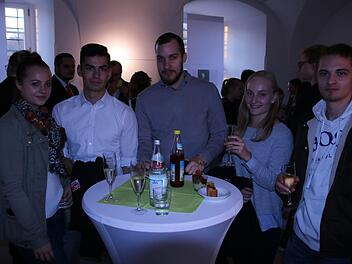 Janne Geßlein (links) und Leon Simon (rechts) haben eine Ausbildung bei der Obermain-Therme begonnen, Nils Liebner, Jennifer Will und David Meindelschmitt (von links) werden bei der IBC Solar AG ausgebildet. Foto: Matthias Einwag