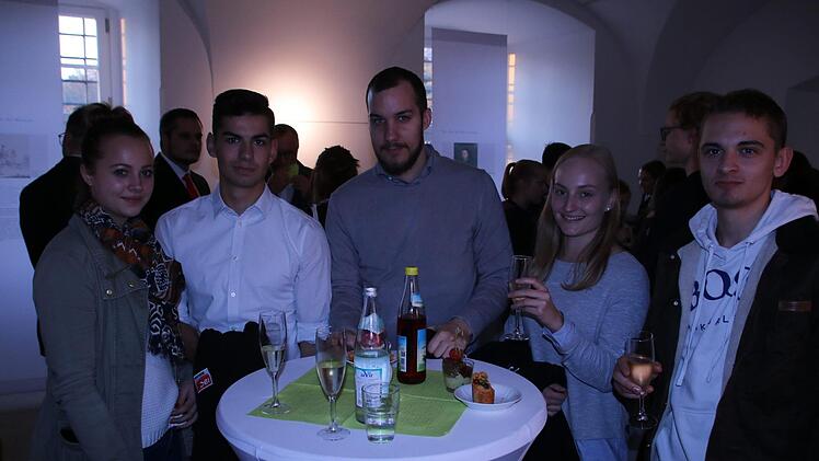 Janne Geßlein (links) und Leon Simon (rechts) haben eine Ausbildung bei der Obermain-Therme begonnen, Nils Liebner, Jennifer Will und David Meindelschmitt (von links) werden bei der IBC Solar AG ausgebildet. Foto: Matthias Einwag