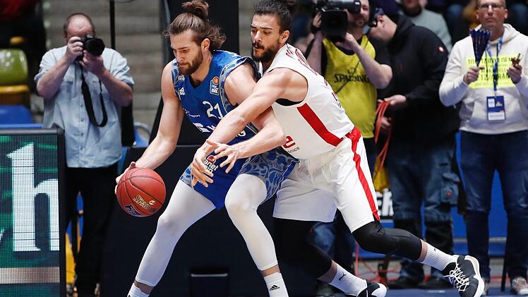 Das Centerduell zwischen dem ehemaligen Bamberger im Frankfurter Trikot, Leon Kratzer (links), und Assem Marei ging knapp an den Gast, der mit elf Punkten, sechs Rebounds und 3 Assists auf einen Effiktivitätswert von 17 kam. Kratzer erzielte 10 Punkte und fischte sich neunmal Bälle von den Brettern. Foto: Daniel Löb