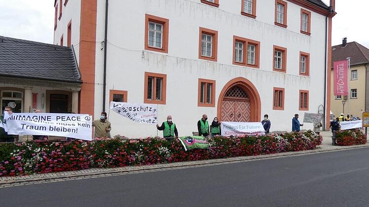 Mit einer Menschenkette in der Innenstadt machte die "For-future"-Bewegung Haßfurt erneut aufmerksam auf die Klimakrise.