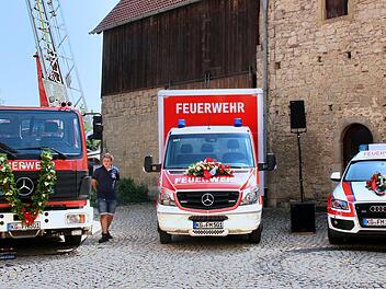 Mit Blumen geschmückt waren die Drehleiter, der Versorgungs-Lkw und der Kommandowagen (von links nach rechts), die am Sonntag beim Tag der offenen Tür der Feuerwehr Münnerstadt geweiht wurden.