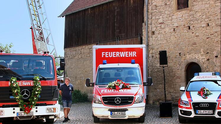 Mit Blumen geschmückt waren die Drehleiter, der Versorgungs-Lkw und der Kommandowagen (von links nach rechts), die am Sonntag beim Tag der offenen Tür der Feuerwehr Münnerstadt geweiht wurden.