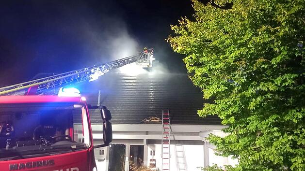 R&ouml;dental: Gro&szlig;einsatz wegen Brand an Einfamilienhaus - Alarm "Personen in Gefahr"