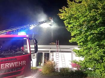 Rödental: Großeinsatz wegen Brand an Einfamilienhaus - Alarm "Personen in Gefahr"