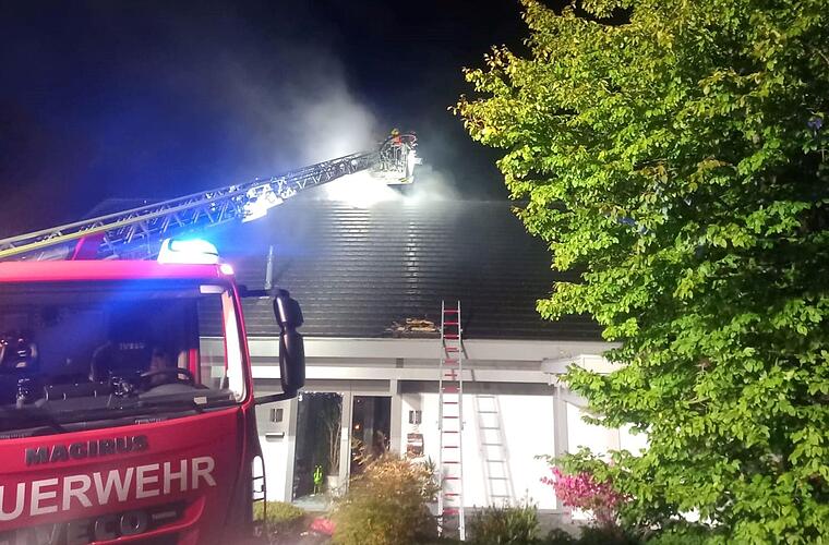 Rödental: Brand an Einfamilienhaus führt zu Feuerwehr-Großeinsatz - Alarm "Personen in Gefahr"