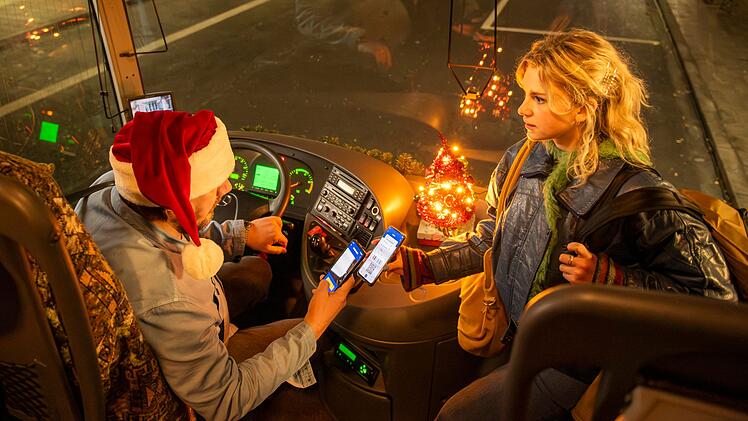 Fahrkarte, bitte!  Hannas (Sinje Irslinger) Fahrt beginnt bei der Ticketkontrolle von Busfahrer Robert (Charly H&uuml;bner).