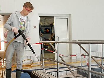 Hauptsächlich Reinigungsarbeiten verrichtet Stefan Lier während seines Ferienjobs im Kulmbacher Hallenbad. Dabei ist die Schutzkleidung Pflicht.  Fotos: Julia Schilling