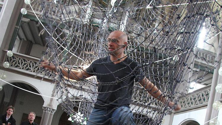 Tänzer Michael Langeneckert bereitet sich auf die Performance am Mittwoch um 19 Uhr in der Petrikirche vor. Foto: Sonja Adam