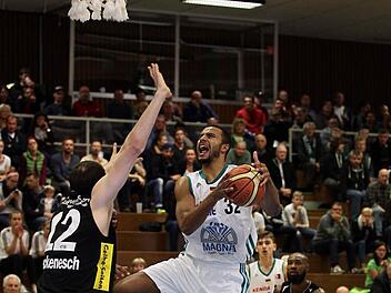 Johannes Thiemann zieht gegen den Essener Center Christoph Hackenesch energisch zum Korb. Foto: sportpress